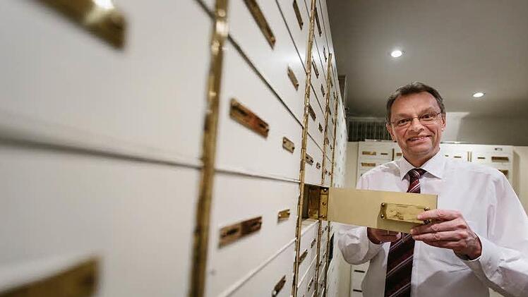 Robert Porzelt öffnet ein leeres Fach im ausgedienten Tresorraum. Was hier mal lagerte, weiß er nicht. Foto: Hendrik Steffens