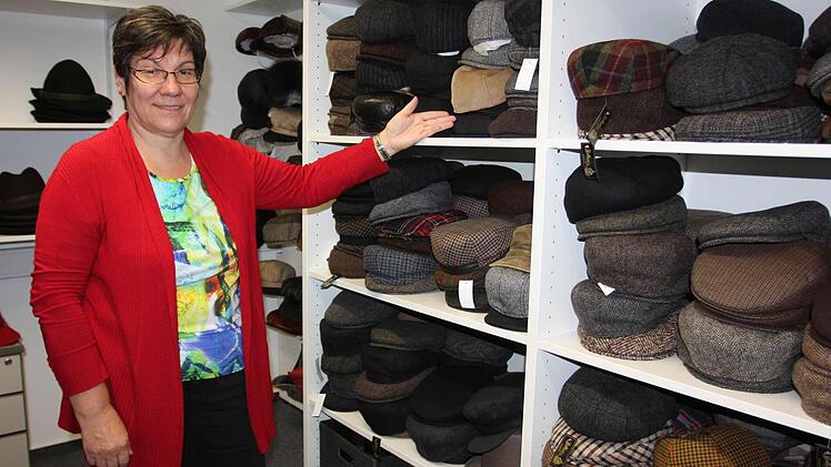 Jutta Bullmann mit vielen Mützen-Kreationen im neuen Verkaufsraum.