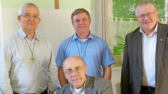 Die Salesianerpatres aus Brasilien trafen sich mit Provinzial Josef Grünner (rechts) im Bamberger Josefsheim. V.l. Joao Bosco Maciel, Paulo Jácomo und vorn Georg Lachnitt.  Foto: Marion Krüger-Hundrup