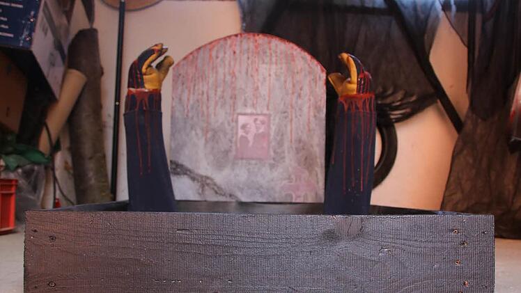 Das Grab hat Kai Hopfe für dieses Halloween neu gebaut. Foto: Lisa Kieslinger