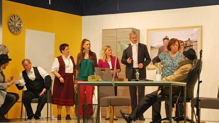 Der Inspektor verhört die vielen Verdächtigen. Foto: Manfred Mellenthin