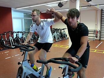 Stefan Reul (links) und Luciano Christobal kurz nach dem Start zur 24-Stunden-Challenge. Da waren beide noch topfit.Peter Müller