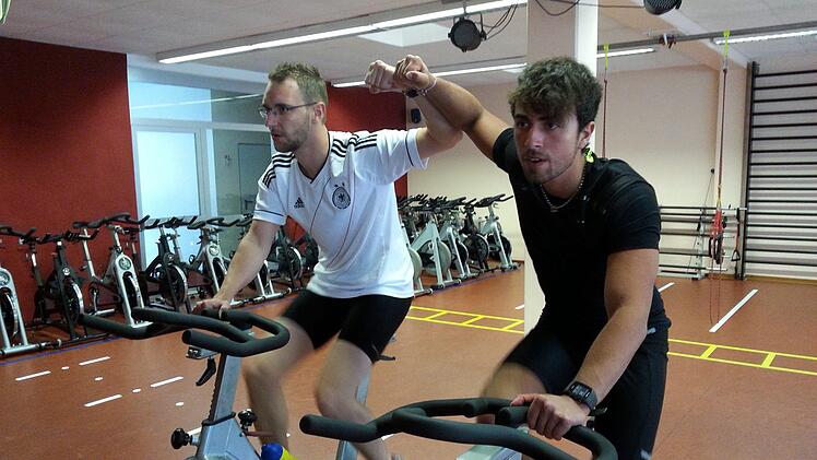 Stefan Reul (links) und Luciano Christobal kurz nach dem Start zur 24-Stunden-Challenge. Da waren beide noch topfit.Peter Müller