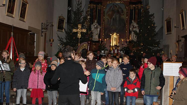 Der Kinderchor der Singschule Monika Schraut "rappte"  Weihnachtswünsche.C.e Reuther