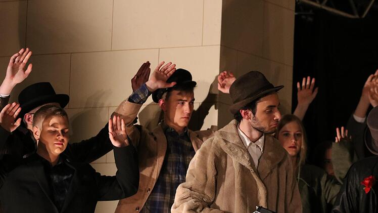 Politische Parabel: Das Franz-Miltenberger-Gymnasium inszenierte "Arturo Ui" von Bertolt Brecht. Der aufhaltsame Aufstieg eines Gangsterbosses in Chicago zeigt, wie Macht Menschen manipuliert. Foto: Sebastian Schmitt