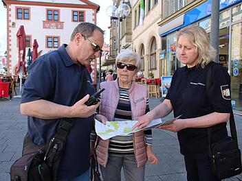 Eine Passantin macht bei der Sicherheitswacht ihrem Ärger über frei laufende Hunde und deren Hinterlassenschaften Luft. Auf der Karte lassen sich Martina Lenk (rechts) und Wolfgang Fichte  (links) zeigen, wo es Probleme gibt und sie öfter kontrollieren sollten.Ralf Ruppert