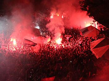 Ein Anblick, der den Club-Profis weiche Knie bescherte: Das imposante Empfangskomitee f&uuml;r den Bundesliga-Aufsteiger am Sonntagabend am Valznerweiher. Foto: Sportfoto Zink