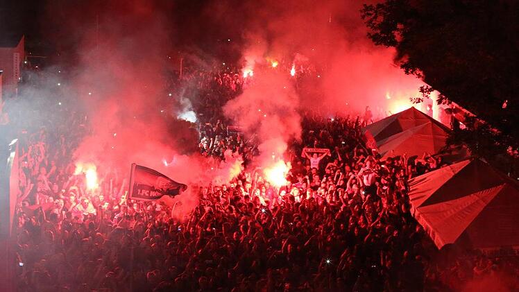Ein Anblick, der den Club-Profis weiche Knie bescherte: Das imposante Empfangskomitee f&uuml;r den Bundesliga-Aufsteiger am Sonntagabend am Valznerweiher. Foto: Sportfoto Zink