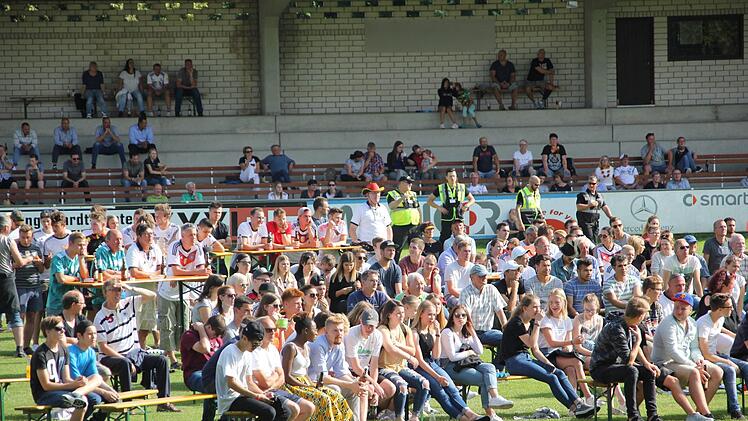 Auf dem Rasen und auf der Tribüne saßen die Besucher im Haßfurter Stadion.