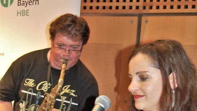 Das Duo Smoof Groof mit Christiane Dehmer (Piano, Gesang) und Thomas Schramm (Saxophon) sorgte für den musikalischen Rahmen. Foto: Sigismund von Dobschütz