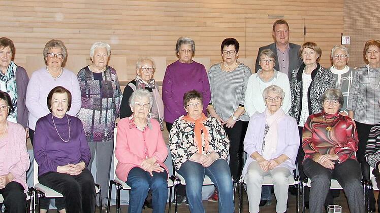 Diese Mitglieder wurden bei der Hauptversammlung des Marienvereins f&uuml;r 25- bis 50-j&auml;hrige Zugeh&ouml;rigkeit ausgezeichnet.  Foto: Alexandra Kemnitzer