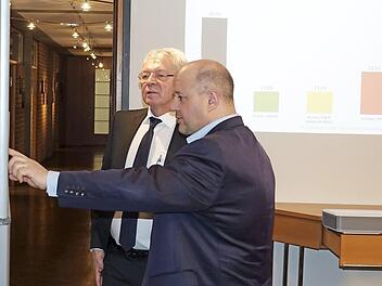 Johann Kalb verfolgte am Wahlabend im Landratsamt - unter anderem mit dem CSU-Landtagsabgeordneten Holger Dremel (rechts) - die einlaufenden Ergebnisse. Bis zur letzten Meldung war unklar, ob Kalb in die Stichwahl muss oder nicht. Foto: Landratsamt