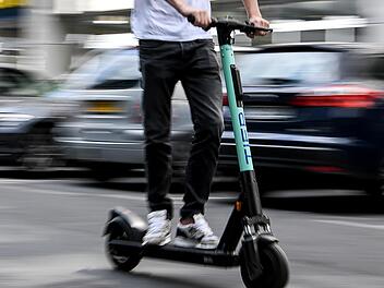 Junge nach Zusammenstoß mit E-Scooter verletzt