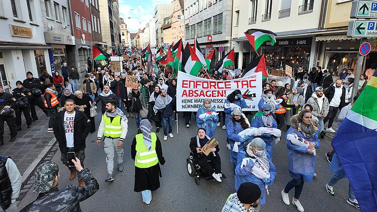 Demonstration gegen Waffenmesse EnforceTac: 500 Menschen gehen in Nürnberg auf die Straße