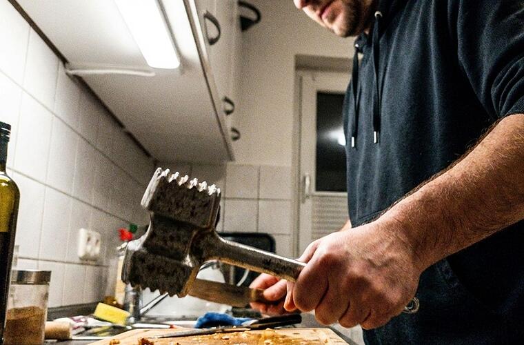 Bamberg: Mann (30) will Arbeitskollegen mit Fleischklopfer töten