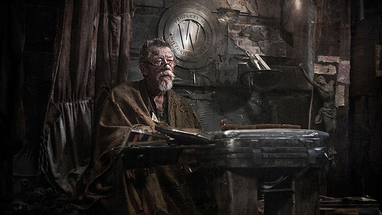 Gilliam (John Hurt), der sicher nicht zuf&auml;llig den Namen des Regisseurs von "Brazil" tr&auml;gt, f&uuml;hrt den Aufstand zun&auml;chst mit an.