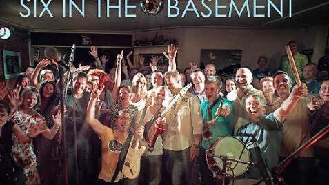 Noch eine gute Nachricht alle Interessierten: "Six in the Basement" spielen am Sonntag auf der Bühne im Rosengarten "umsonst und draußen".