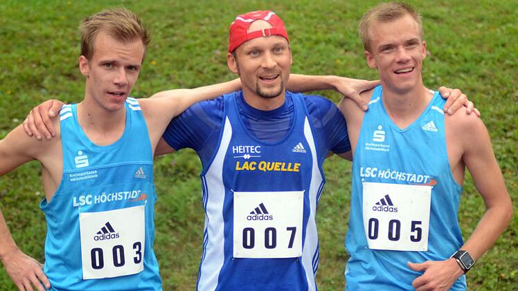 Bastian (links) und Martin Grau flankieren den Drittplatzierten des Hauptlaufes, Dominik Mages vom LAC Quelle Fürth.
