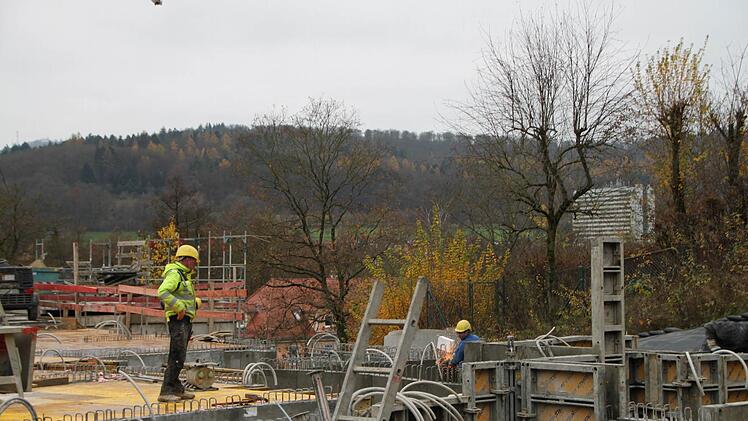 Beim dritten Gebäudekomplex laufen gerade Arbeiten am Dach.