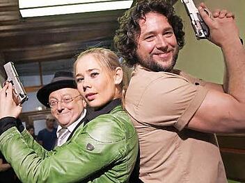 Karl Heilmann (links hinten) mit seinen Schauspiel-Kollegen Michelle Tönnies und Chris van Varenberg.  Foto: Michael Gründel