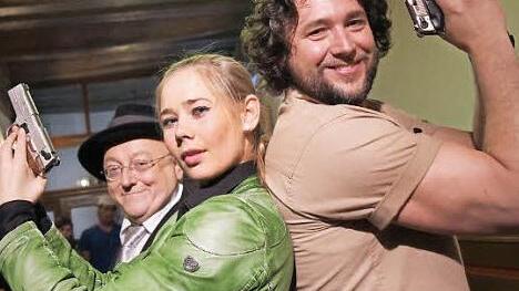 Karl Heilmann (links hinten) mit seinen Schauspiel-Kollegen Michelle Tönnies und Chris van Varenberg.  Foto: Michael Gründel