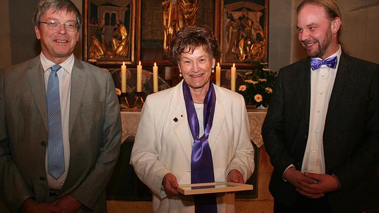 Rosi Emrich, die den Chor seit 38 Jahren als Dirigentin leitet, wurde besonders ausgezeichnet. Im Bild links Kirchenmusikdirektor Reinhold Meiser, rechts Pfarrer Johannes Kestler.
