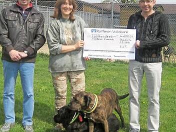 Bei der &Uuml;bergabe von links: der Vorsitzende der Aktionsgemeinschaft Teuschnitz, Paul Hader, die stellvertretende Tierheimleiterin Katrin Meserth und Zweiter Vorsitzender Bernd Neubauer  Foto: privat