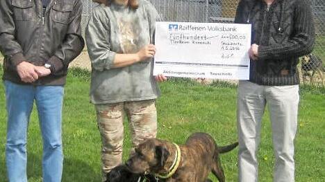 Bei der &Uuml;bergabe von links: der Vorsitzende der Aktionsgemeinschaft Teuschnitz, Paul Hader, die stellvertretende Tierheimleiterin Katrin Meserth und Zweiter Vorsitzender Bernd Neubauer  Foto: privat