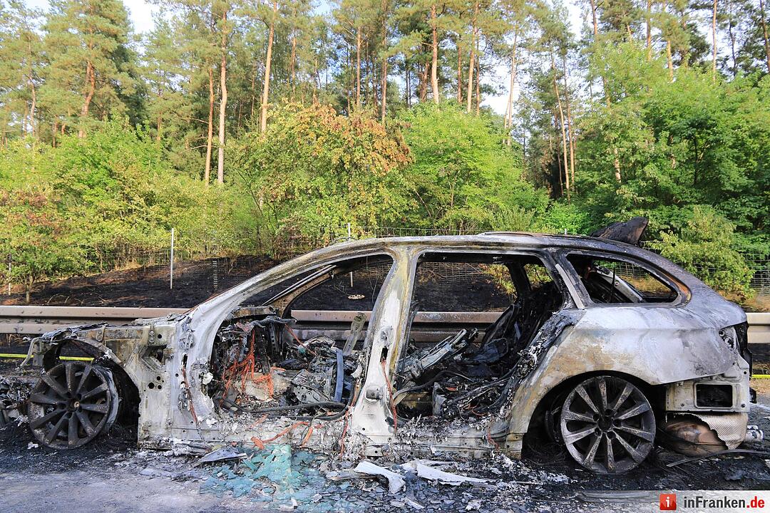 A73: Auto brennt bei Bamberg aus
