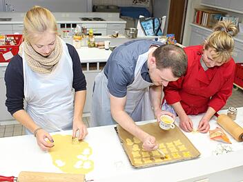 Teamarbeit: Alina Gack (von links), Verbindungslehrer Daniel Müller und Sandra Hatzold teilen sich die Aufgaben geschickt auf.  Fotos: Lisa Kieslinger