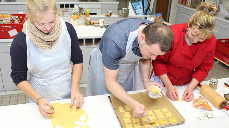 Teamarbeit: Alina Gack (von links), Verbindungslehrer Daniel Müller und Sandra Hatzold teilen sich die Aufgaben geschickt auf.  Fotos: Lisa Kieslinger