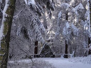 Der Rädleinstein hat sich im Winterkleid herausgeputzt. Foto: Dieter Seyfarth