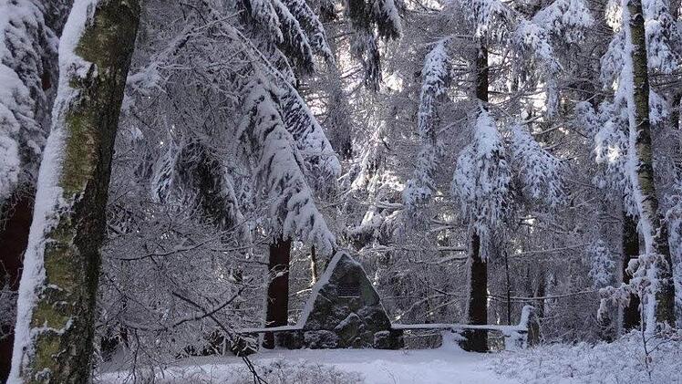 Der Rädleinstein hat sich im Winterkleid herausgeputzt. Foto: Dieter Seyfarth