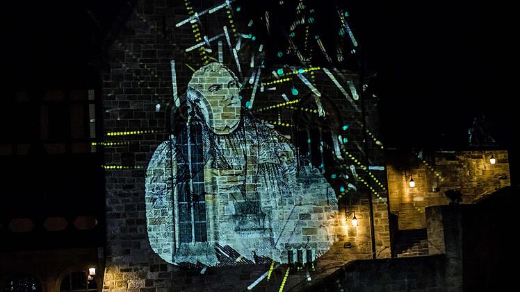 Mit einer Live-Installation beteiligt sich der Lichtkünstler Philipp Geist am Samstag an der 13. Coburger Museumsnacht. Am Donnerstag richtete er sein Installation im Hof der Veste ein (© Philipp Geist / VG Bild-Kunst Bonn 2017 ).Foto: Jochen Berger