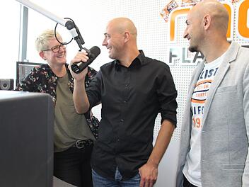 Das Mikrofon hat Markus Weber schon seit 1992 in der Hand - jetzt übernimmt er von Anke Rieß-Fähnrich auch die Funktion des Programmchefs von Radio Plassenburg. Mit im Bild Studioleiter Marco Dressel.Alexander Müller