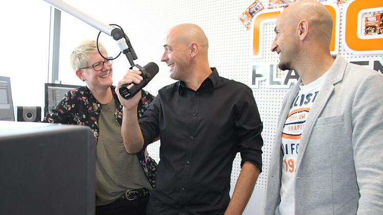 Das Mikrofon hat Markus Weber schon seit 1992 in der Hand - jetzt übernimmt er von Anke Rieß-Fähnrich auch die Funktion des Programmchefs von Radio Plassenburg. Mit im Bild Studioleiter Marco Dressel.Alexander Müller