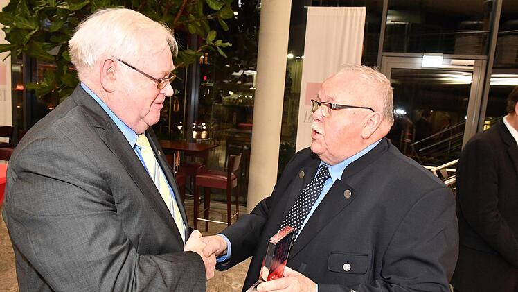 Gerhard Köding (l.) wird von Franz Streit geehrt. Foto: Ronald Rinklef