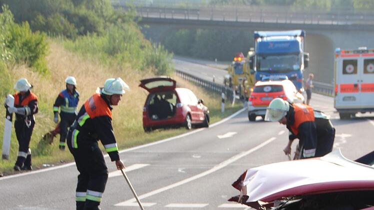Die Unfallstelle auf der Staatsstraße. Der Bereich blieb für rund eine Stunde für den Verkehr gesperrt. Eckehard Kiesewetter