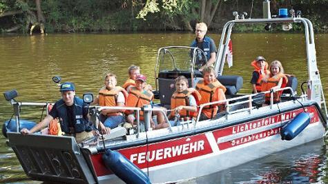 Eine Bootsfahrt mit der Feuerwehr Lichtenfels-Main machte den Jugendlichen zum Abschluss sehr viel Spaß.