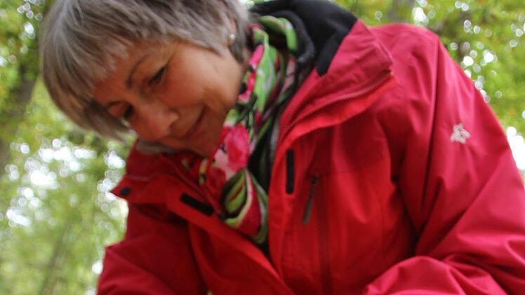 Picknick im Wald: Eva Gebhardt presst gekochte Esskastanien durchs Kartoffelsieb. So entsteht Maronenreis, der gut zu herzhaften Gerichten passt. Fuchs