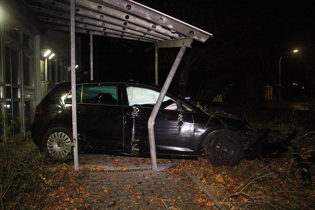 Auto kracht gegen Vordach: Schwerer Unfall in Bayreuth