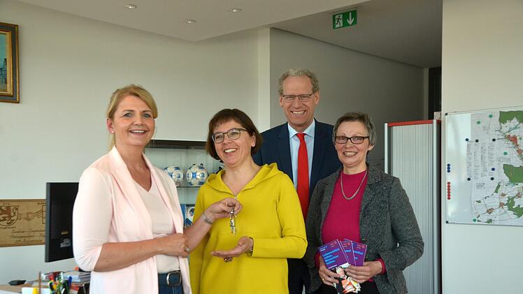 Bei der symbolischen Schlüsselübergabe im Rathaus (von links): Gaby Richter mit Nachfolgerin Elke Bollmann, Bürgermeister German Hacker und Gertrud König, Leiterin der Tafel Erlangen.
