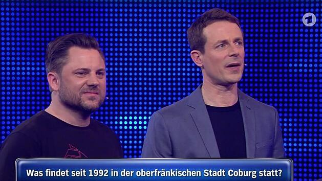 Quizmaster Alexander Bommes (rechts) mit Kandidat Simon in der ARD-Show "Gefragt, gejagt"Screenshot: privat