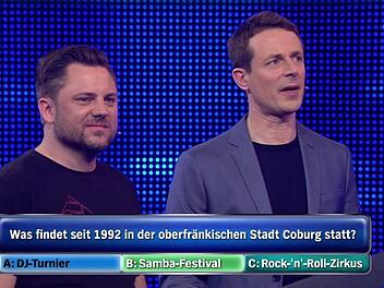 Quizmaster Alexander Bommes (rechts) mit Kandidat Simon in der ARD-Show "Gefragt, gejagt"Screenshot: privat