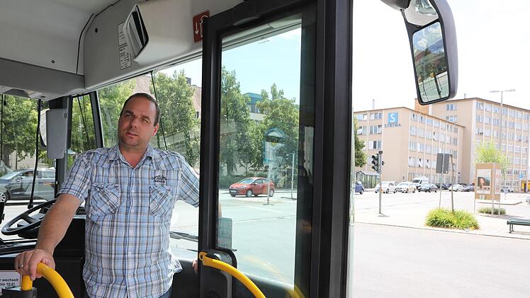 Linie 3, Lichtenfels: In diesem Bus werden Johanna Peralta (oben) und Busfahrer Jürgen Scholz (rechts) zu wahren Ersthelfern. Nicht selbstverständlich: Die heute Neunjährige bekam für ihren Einsatz die Bayerische Rettungsmedaille von Ministerpräsident Markus Söder überreicht.  Fotos: Barbara Herbst, Bayerische Staatskanzlei