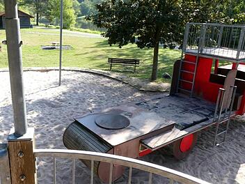 Das Feuerwehrauto auf dem Badesee-Spielplatz ist derzeit außer Betrieb. Es muss bis zur nächsten Badesaison generalsaniert werden. Foto: Dieter Hübner