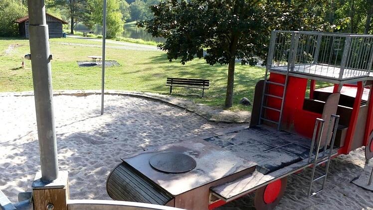 Das Feuerwehrauto auf dem Badesee-Spielplatz ist derzeit außer Betrieb. Es muss bis zur nächsten Badesaison generalsaniert werden. Foto: Dieter Hübner