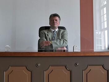 Dem Direktor am Amtsgericht Kronach L&uuml;gen aufzutischen, kann schwerwiegende Folgen haben. Wegen der Corona-Pandemie finden die Verhandlungen derzeit hinter einer Glasfront statt. Foto: Sandra Hackenberg