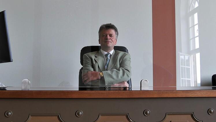 Dem Direktor am Amtsgericht Kronach L&uuml;gen aufzutischen, kann schwerwiegende Folgen haben. Wegen der Corona-Pandemie finden die Verhandlungen derzeit hinter einer Glasfront statt. Foto: Sandra Hackenberg