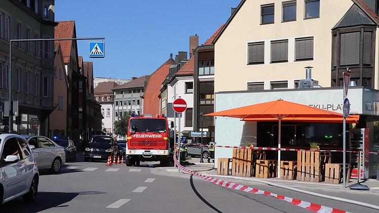 Die Einsatzkräfte sperrten den Bereich um die Zugänge zur Tiefgarage weiträumig ab.Foto: Katrin Geyer